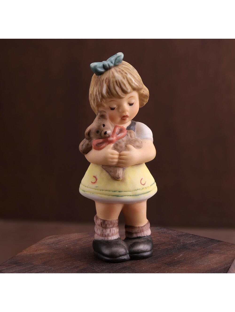 Goebel Berta Hummel Christmas Collection “Cuddle for Teddy” BH-91